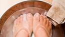 صورة مقال فوائد نقع القدمين بالماء الساخن