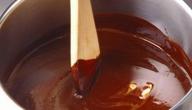 صورة مقال طريقة عمل صلصة الشوكولاتة السائلة