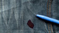 صورة مقال كيفية إزالة الحبر من الملابس الجينز