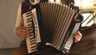 صورة مقال ما هي آلة الأكورديون