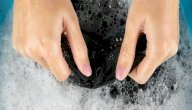 صورة مقال طريقة إزالة اللبان من الملابس السوداء