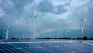 صورة مقال بحث حول الطاقة الشمسية وطاقة الرياح