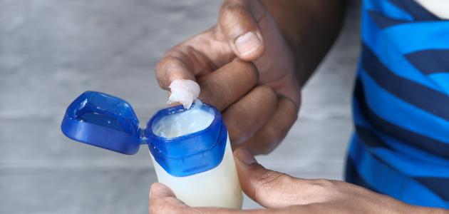 ما فائدة الفازلين للجسم صورة مقال ما فائدة الفازلين للجسم