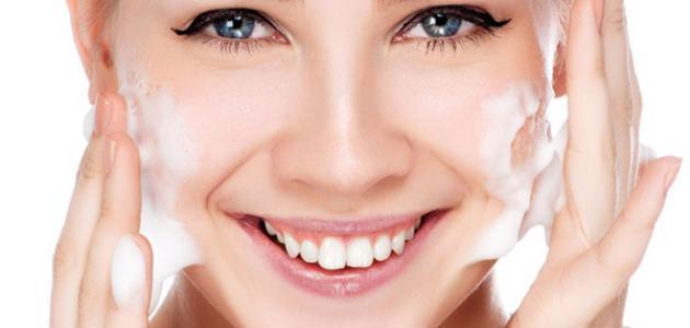 كيفية استخدام غسول الوجه صورة مقال كيفية استخدام غسول الوجه