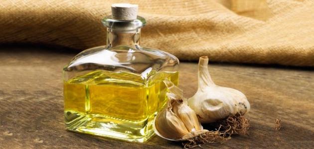 فوائد زيت الخروع والثوم للشعر صورة مقال فوائد زيت الخروع والثوم للشعر