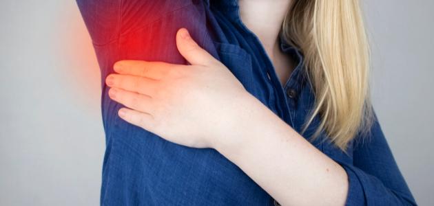 أسباب وجود ورم تحت الإبط صورة مقال أسباب وجود ورم تحت الإبط