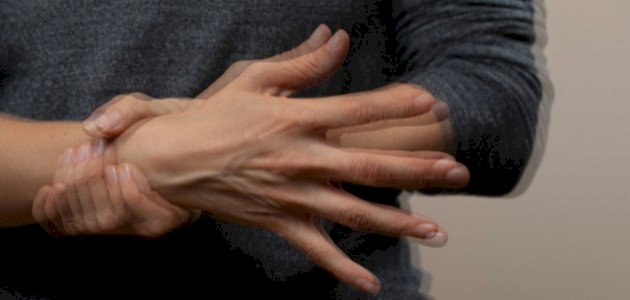 ما هو سبب رعشة اليدين صورة مقال ما هو سبب رعشة اليدين