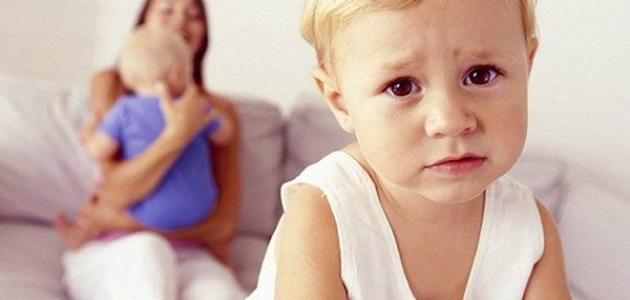 كيف أتعامل مع طفلي الغيور صورة مقال كيف أتعامل مع طفلي الغيور