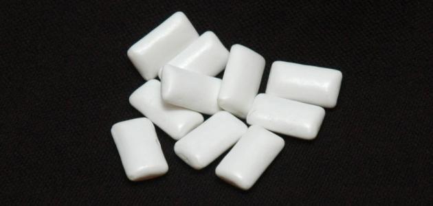 فوائد مضغ العلكة وأضراره صورة مقال فوائد مضغ العلكة وأضراره