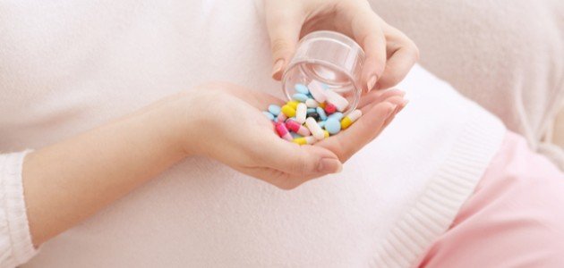 الفيتامينات في الشهور الأولى من الحمل صورة مقال الفيتامينات في الشهور الأولى من الحمل