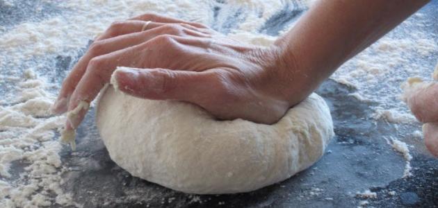 طريقة العجن باليد صورة مقال طريقة العجن باليد