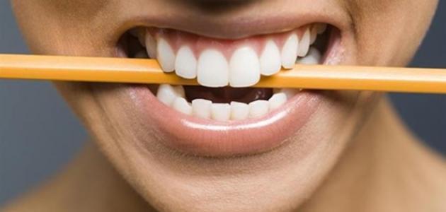 أسباب وعلاج الضغط على الأسنان أثناء النوم - فيديو صورة مقال أسباب وعلاج الضغط على الأسنان أثناء النوم - فيديو