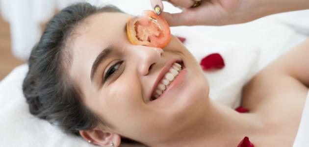 طريقة عمل ماسك لتفتيح تحت العينين صورة مقال طريقة عمل ماسك لتفتيح تحت العينين