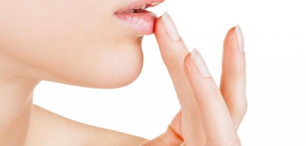 كيفية ترطيب الشفاه صورة مقال كيفية ترطيب الشفاه