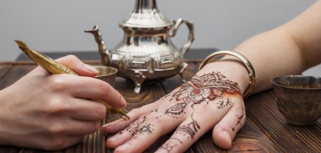 طريقة تثبيت لون الحناء على اليد صورة مقال طريقة تثبيت لون الحناء على اليد
