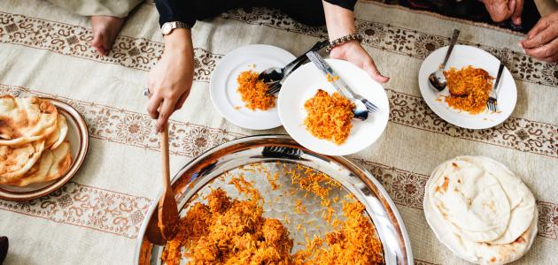 أحاديث متعلقة بآداب الطعام والشراب صورة مقال أحاديث متعلقة بآداب الطعام والشراب