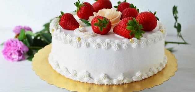 طريقة عمل كيكة مزينة بالكريمة صورة مقال طريقة عمل كيكة مزينة بالكريمة