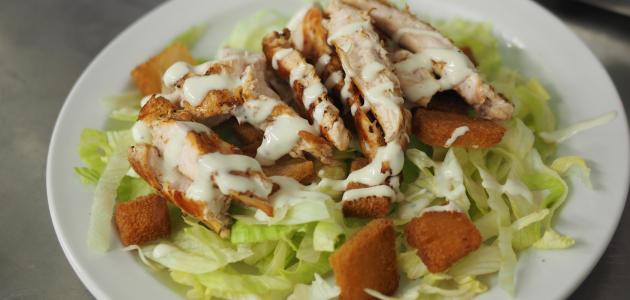 طريقة عمل صوص سيزر سلطة صورة مقال طريقة عمل صوص سيزر سلطة