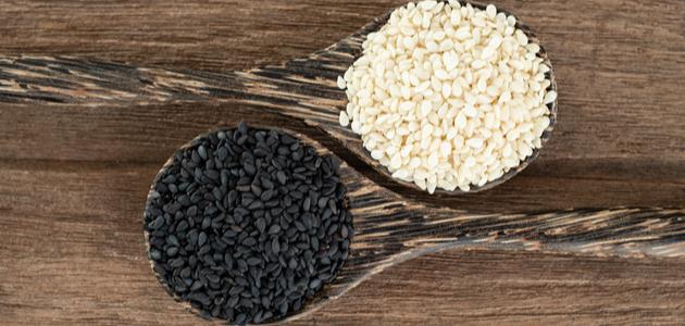 الفرق بين السمسم الأبيض والأسود صورة مقال الفرق بين السمسم الأبيض والأسود