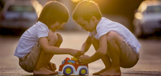 كيفية تعليم الطفل خلق الإيثار صورة مقال كيفية تعليم الطفل خلق الإيثار