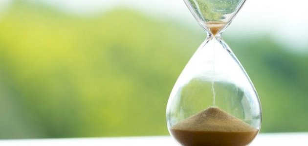 آلية عمل الساعة الرملية صورة مقال آلية عمل الساعة الرملية