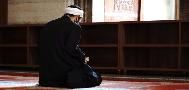 عورة الرجل في الصلاة عند المذاهب الأربعة صورة مقال عورة الرجل في الصلاة عند المذاهب الأربعة