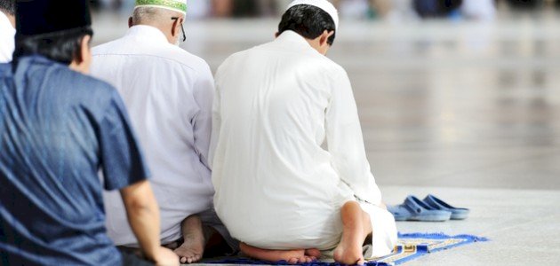 مفهوم الافتراش والتورك في الصلاة صورة مقال مفهوم الافتراش والتورك في الصلاة