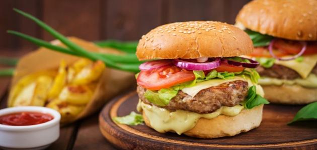 طريقة عمل الهمبرجر في البيت صورة مقال طريقة عمل الهمبرجر في البيت