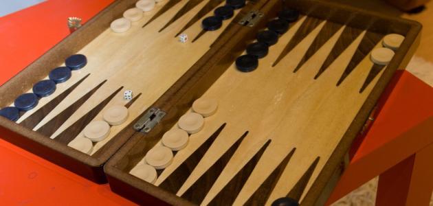 طريقة لعب طاولة الزهر صورة مقال طريقة لعب طاولة الزهر