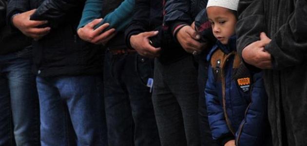 أين توضع اليدان في الصلاة صورة مقال أين توضع اليدان في الصلاة