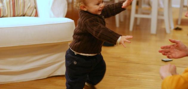 كيف أساعد طفلي على الوقوف صورة مقال كيف أساعد طفلي على الوقوف