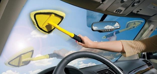طريقة تنظيف الزجاج الأمامي للسيارة صورة مقال طريقة تنظيف الزجاج الأمامي للسيارة