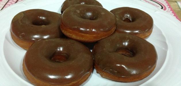 كيف أعمل دونات بالشوكولاتة صورة مقال كيف أعمل دونات بالشوكولاتة