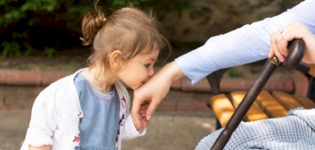 احترام الكبير والعطف على الصغير صورة مقال احترام الكبير والعطف على الصغير