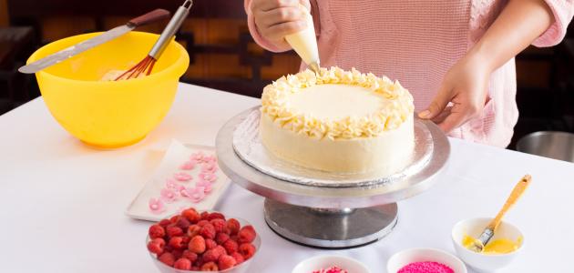 طرق تزيين الكيك بالبيت صورة مقال طرق تزيين الكيك بالبيت